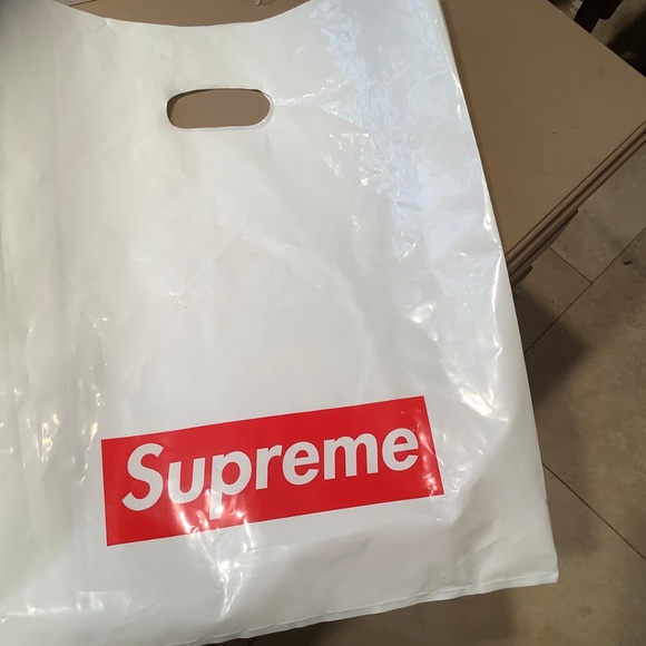 Supreme - Picture 2 of 4